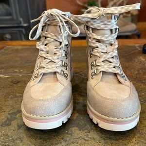 Like new! Super cute Crown Vintage women’s boots